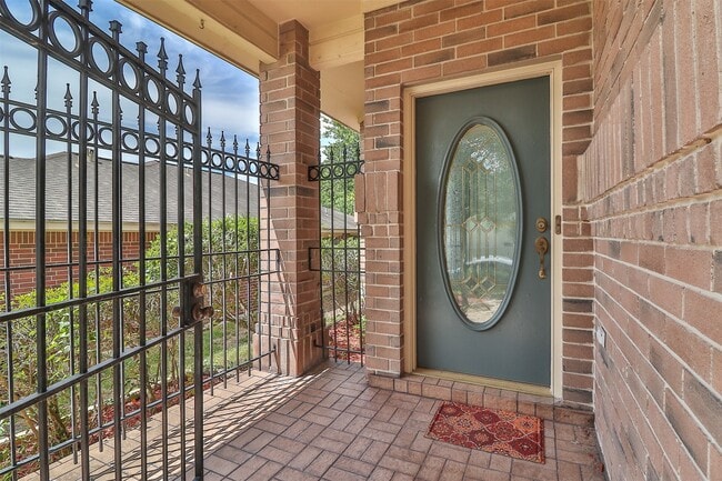 Building Photo - 10910 Scenic Dr