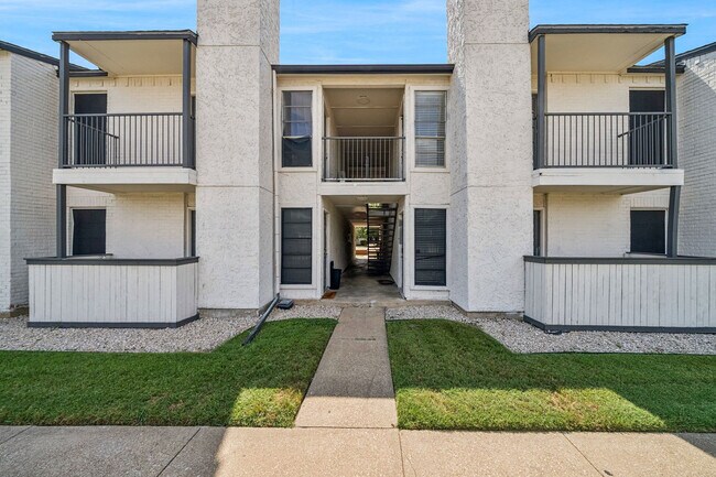 Building Photo - 13015 Audelia Rd
