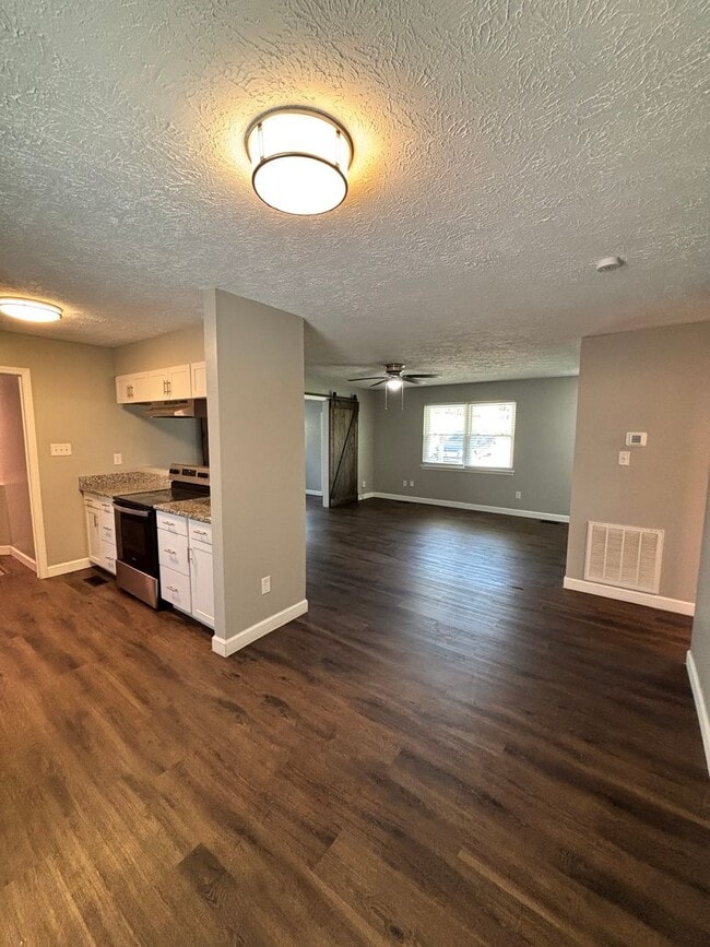 Building Photo - Spacious 3BR Rancher Near Washington Pike – Quiet Setting, Minutes to Downtown!