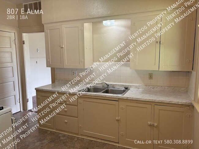 Building Photo - 807 E Alma Ave