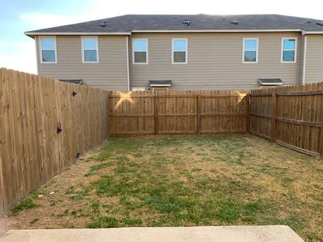 Building Photo - Townhome for rent