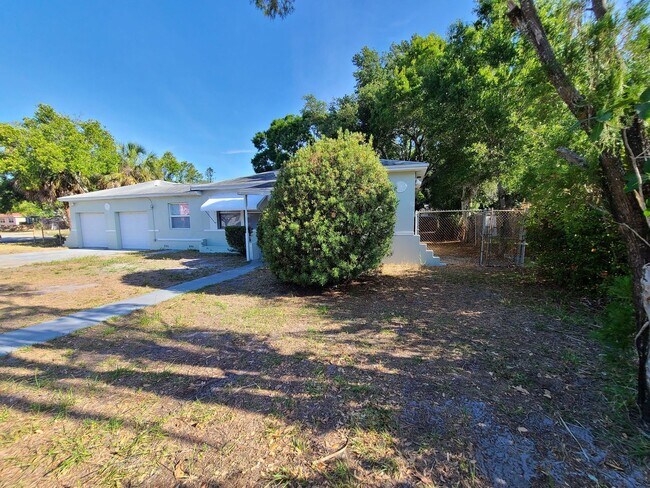 Building Photo - Stunning Corner-Lot Rental: 4BR/2BA with Courtyard