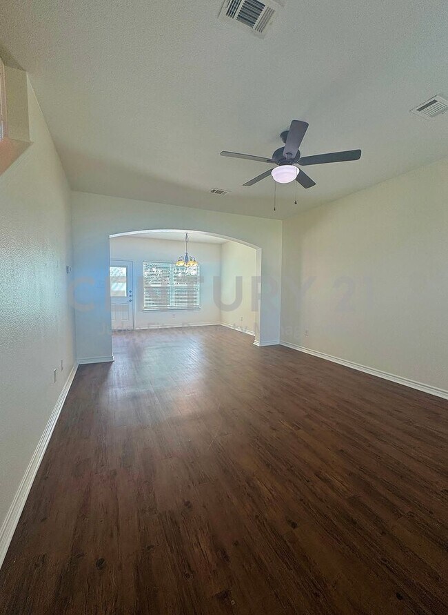 Building Photo - Charming, 2-Story 3/2.5/1 Duplex Ready For Move-In!