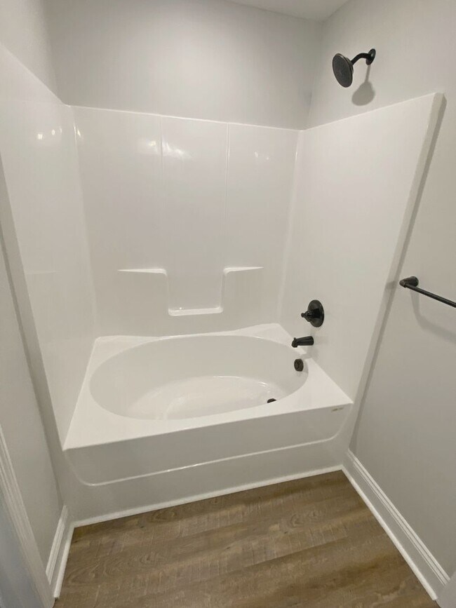 Building Photo - 3 bedrooms, 2 baths in Hahira/North Lownde...