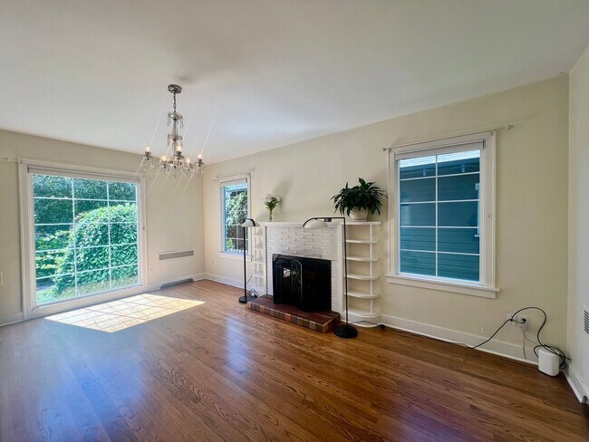 Building Photo - PENDING APPLICATION; Charming 4BD Olympia ...