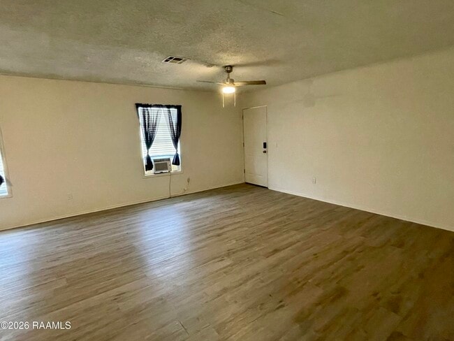 Building Photo - 391 W Railroad Ave