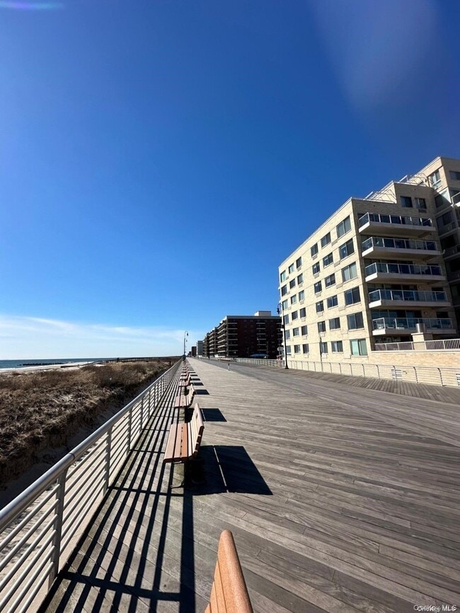 Building Photo - 170 W Broadway