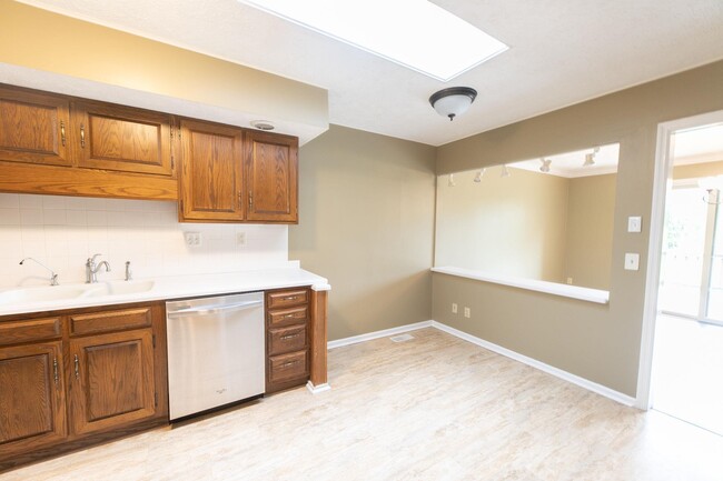 Building Photo - 604 W Soutar Dr