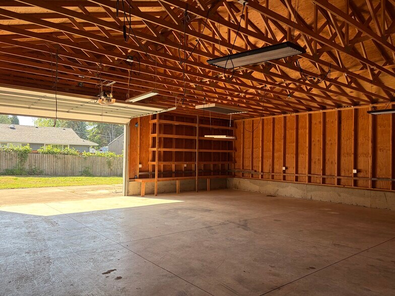 Building Photo - 15119 SE Kronberg Ave
