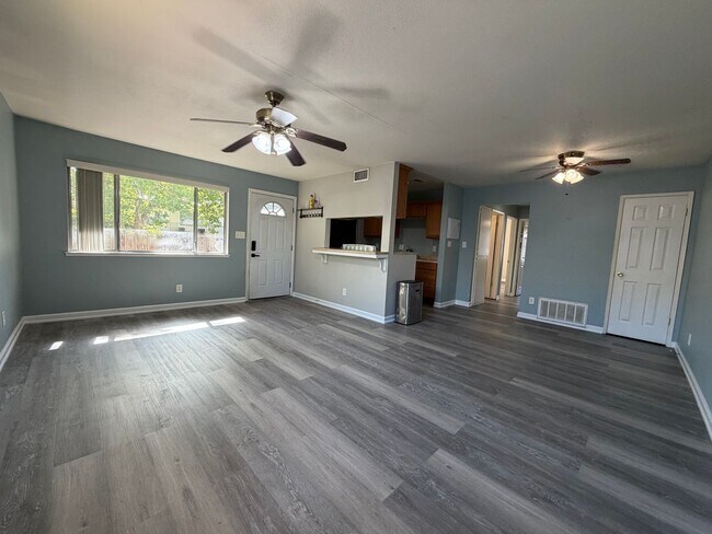 Building Photo - Upstairs 2/1 home in Greenback Estates