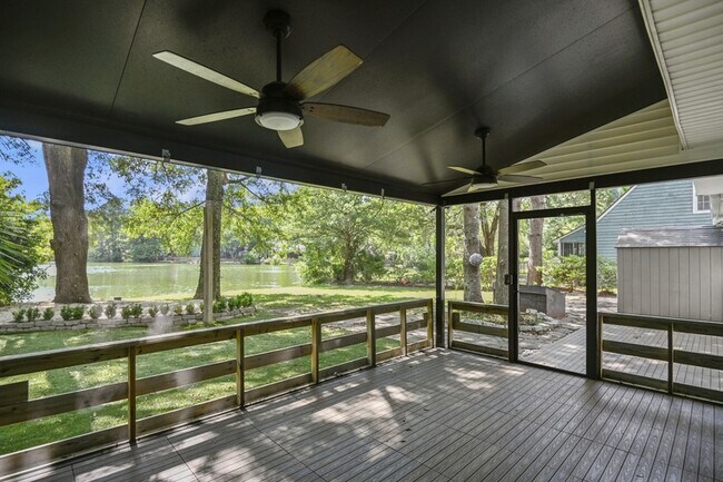 Building Photo - 1382 Center Lake Dr