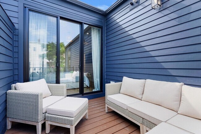 Building Photo - 722 E 5th St