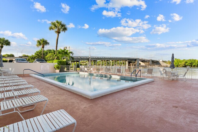 Building Photo - 225 S Beach Rd