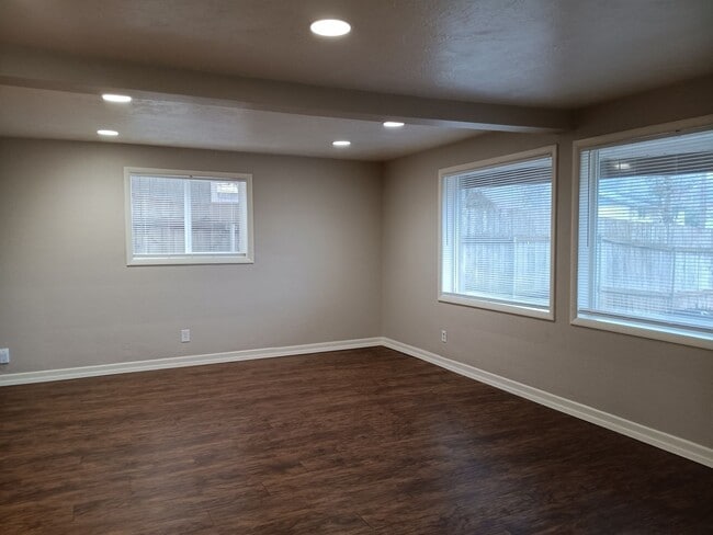 Building Photo - This Charming location Is Ready For You!