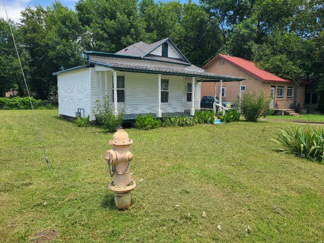 Building Photo - 101 E 2nd St