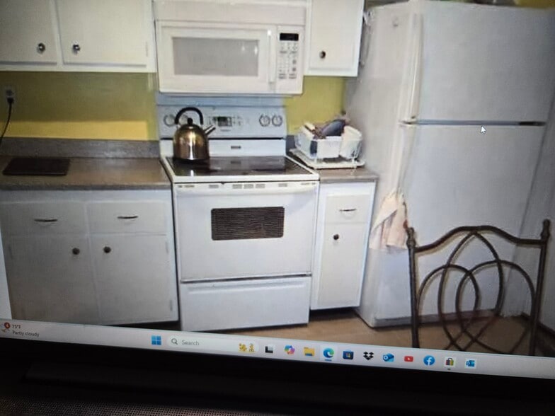 kitchen - 490 SE 19th Ave