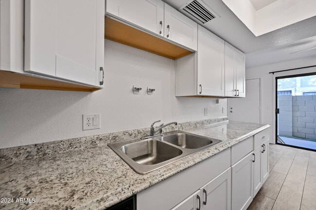 Building Photo - 1321 N 84th Pl