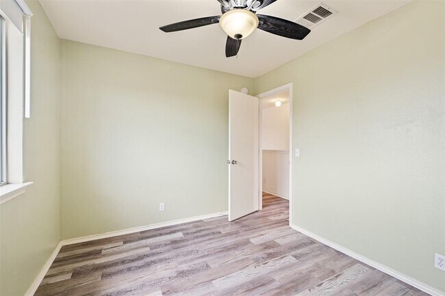 Building Photo - 104 Pond Way