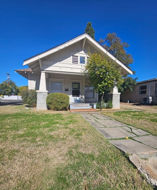 Building Photo - Charming 2 Bedroom with Bonus/Laundry Room