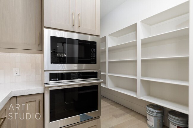 Building Photo - BRAND NEW Gorgeous 6 bed 7 bath with Pool ...