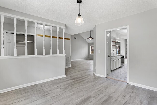 Building Photo - 208 Miner Dr
