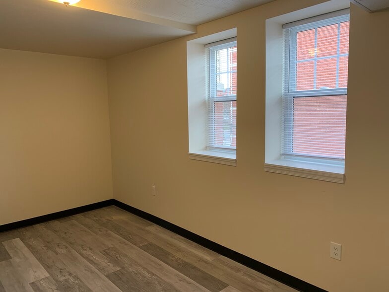 Building Photo - 535 E Orange St