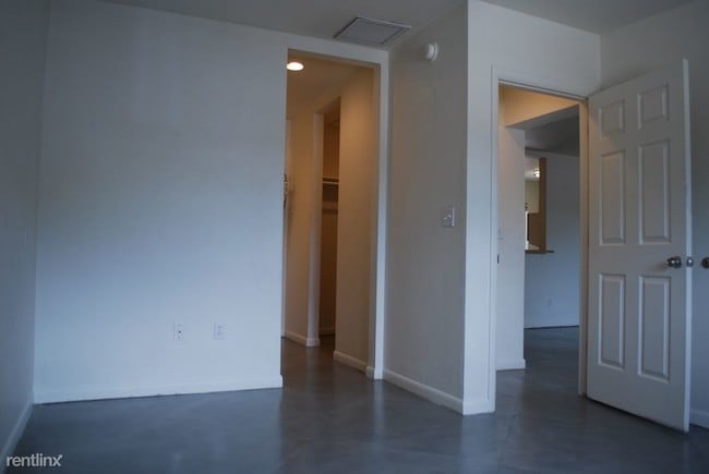 Building Photo - 4 br, 2 bath House - 2501 E Towner St