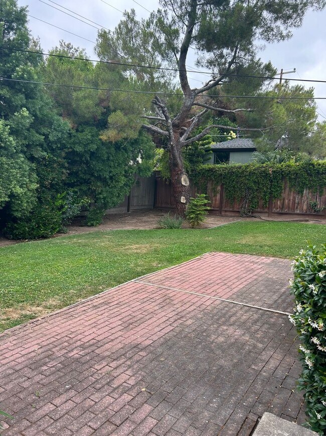 Building Photo - Adorable home in San Carlos with large yard