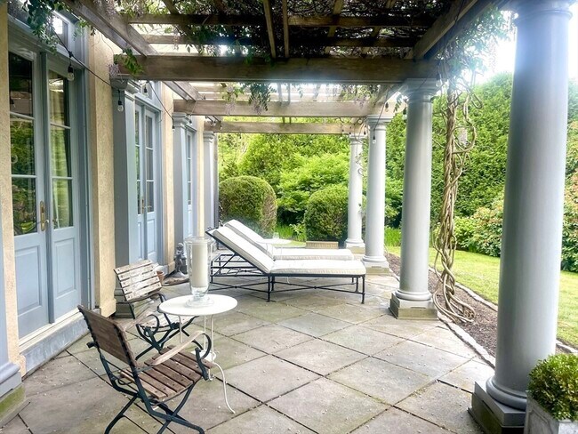 Building Photo - 918 Hale St