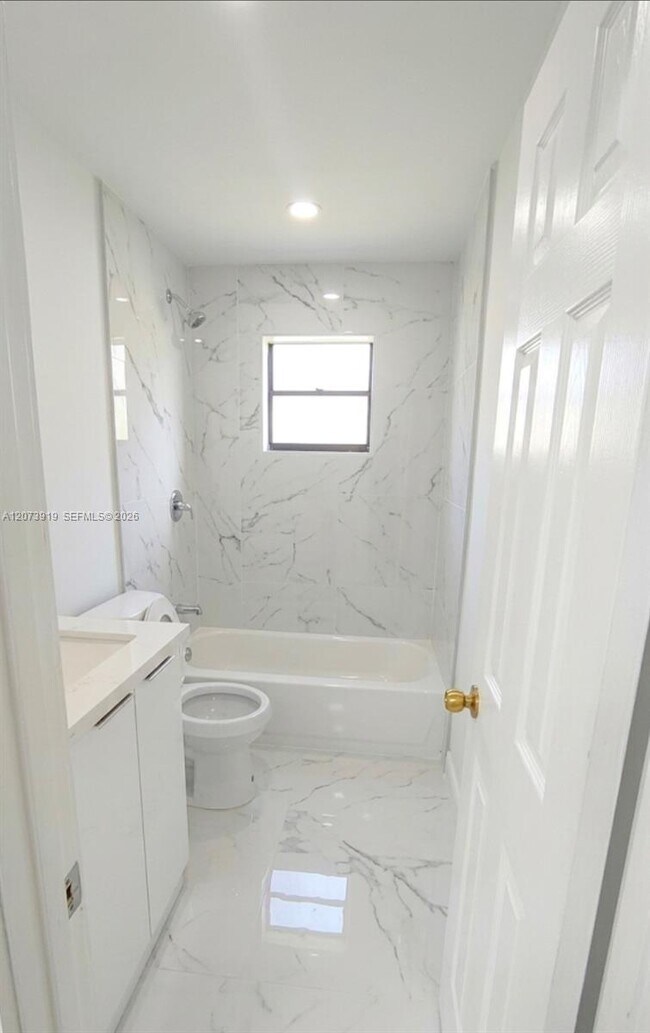 Building Photo - 333 NE Greenbrier Ave