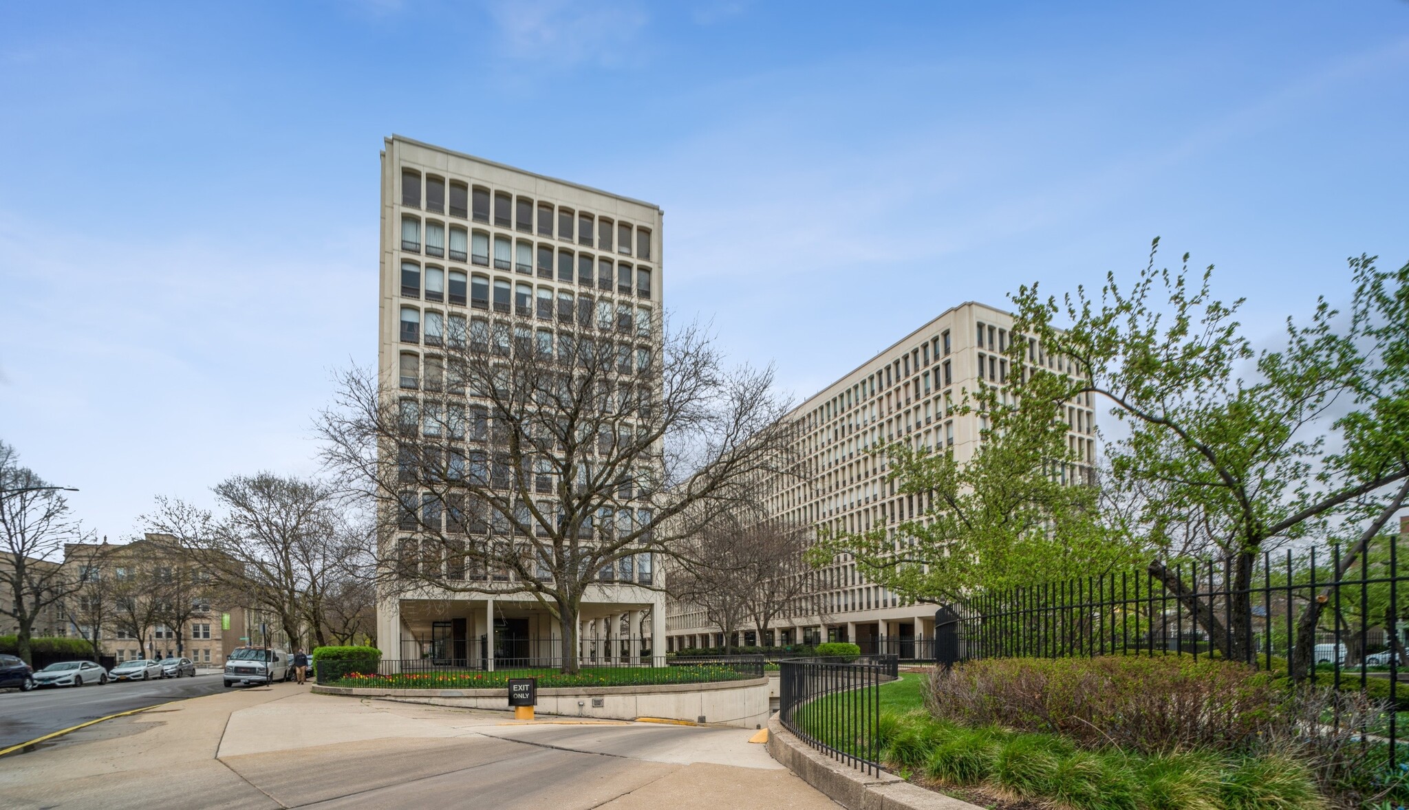 Building Photo - 1450 E 55th Plz
