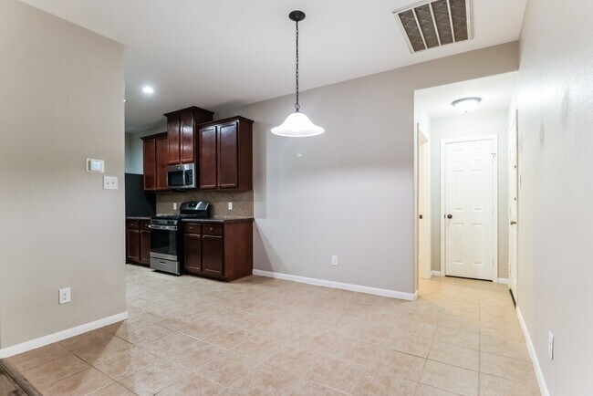 Building Photo - 2815 Lexington Park Dr
