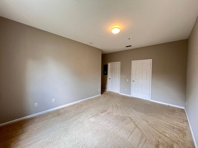 Building Photo - APARTMENT IN THE METROWEST AREA!