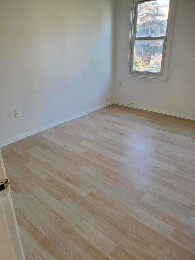 Building Photo - Downtown Charmer