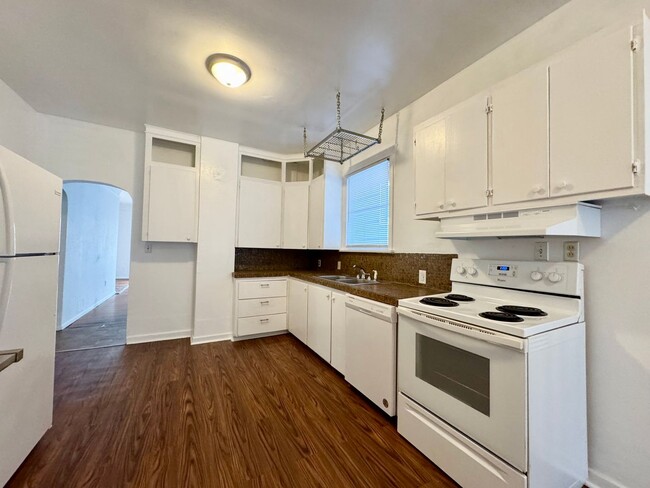Building Photo - Queen Anne Home