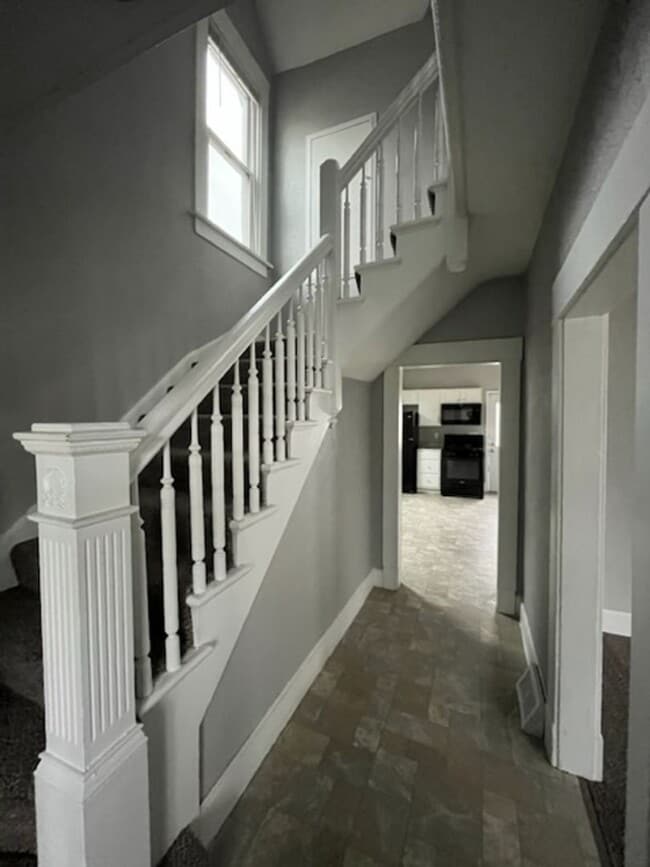 Building Photo - Nice 2 Bedroom 1 Bath House with Garage in...