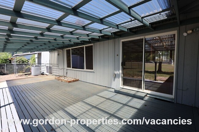 Building Photo - SE Molt St - Milwaukie mid-century split l...