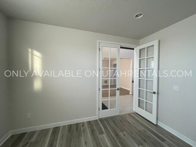 Building Photo - 802 E 1400 S