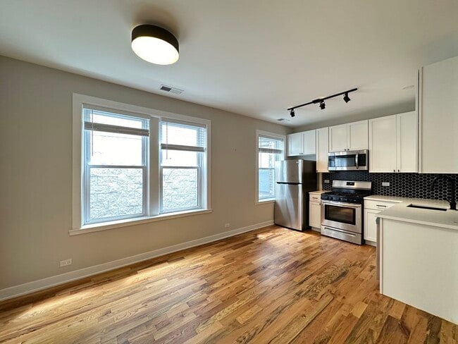 Building Photo - 659 W Wrightwood Ave