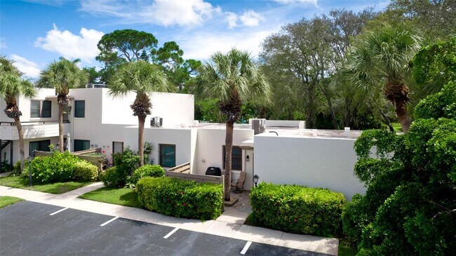 Building Photo - 401 Palm Tree Dr
