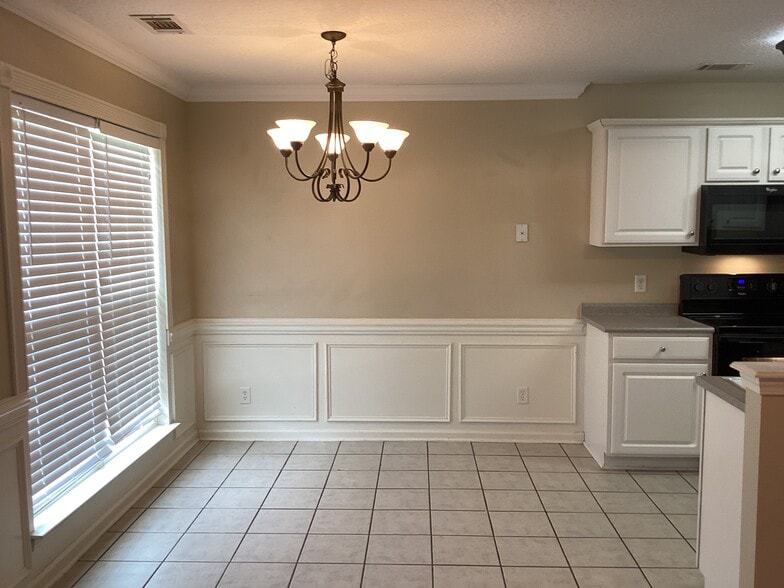 Building Photo - 515 Dresler Rd