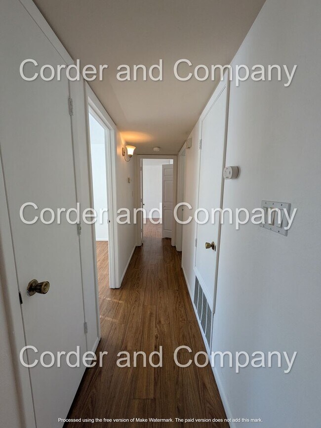 Building Photo - Charming town home 2Bedroom 2Bath Downstairs unit located in the Del Norte High School district.