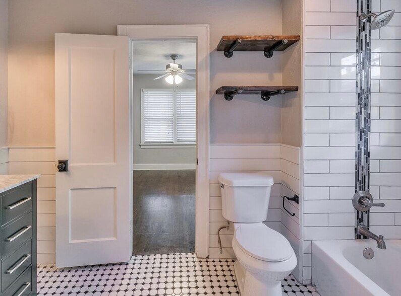 Building Photo - 1004 NW 32nd St