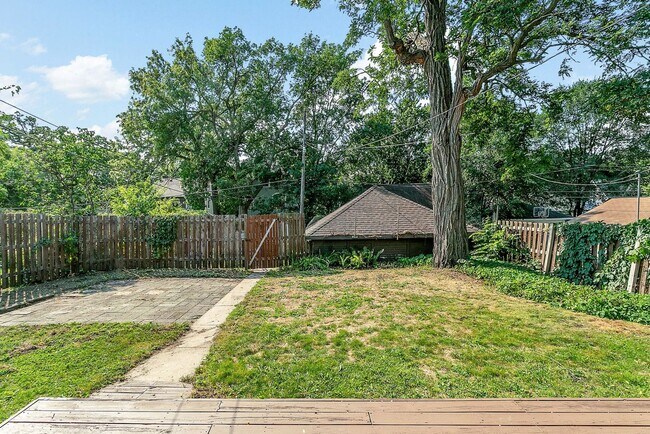 Building Photo - Updated 5 bedroom 2 bath single family house