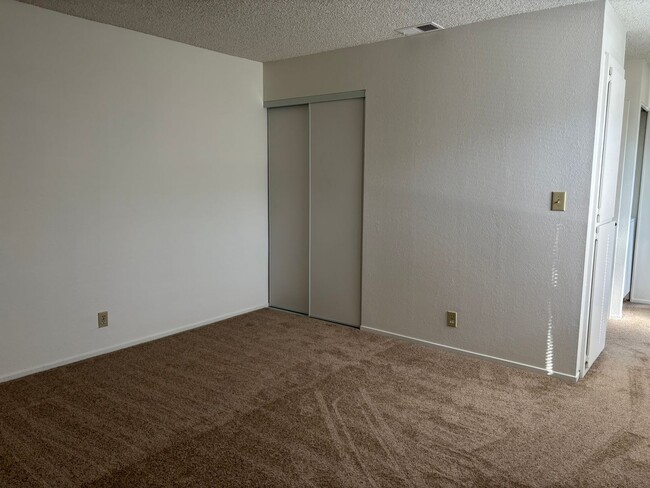 Building Photo - Spacious One bedroom