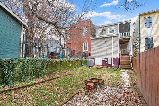 Building Photo - 2122 E Marshall St