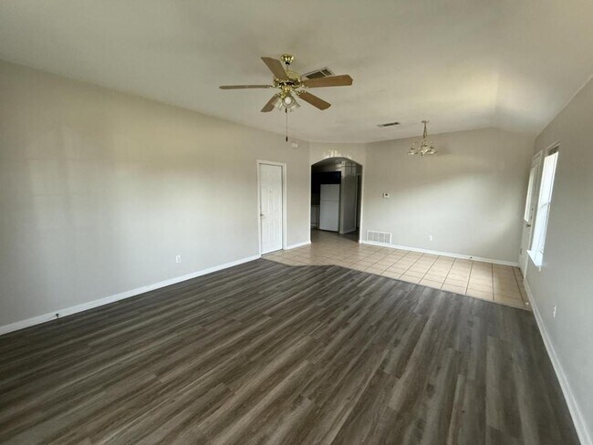 Building Photo - 1907 Charleston, Apt B