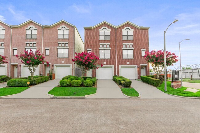 Building Photo - Gated 2BR Townhome Just Minutes from the T...