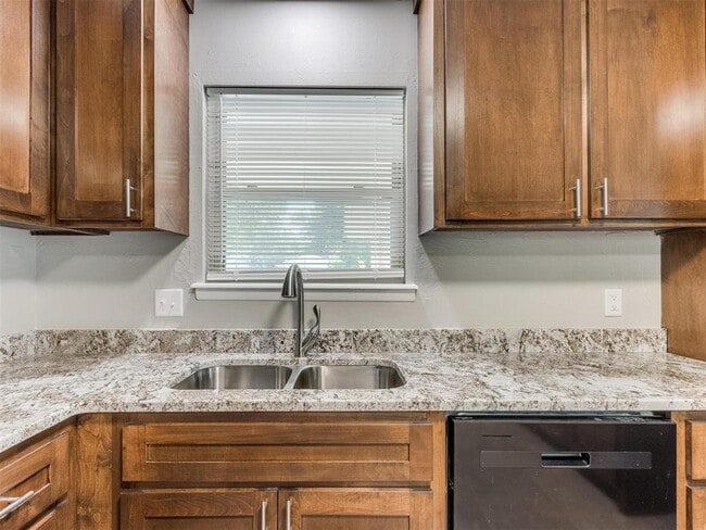 Building Photo - 306 S Mercedes Dr