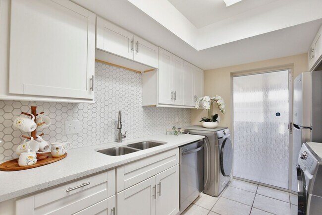 Building Photo - Beautifully Remodeled 1 bed 1 bath Villa n...